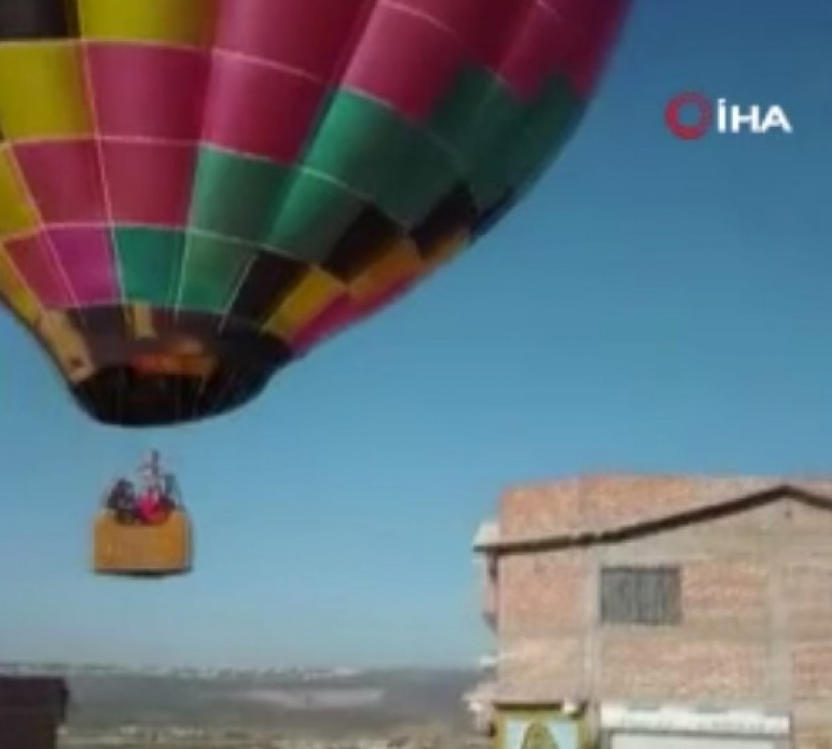 Meksika’da sıcak hava balonu eve çarptı #2
