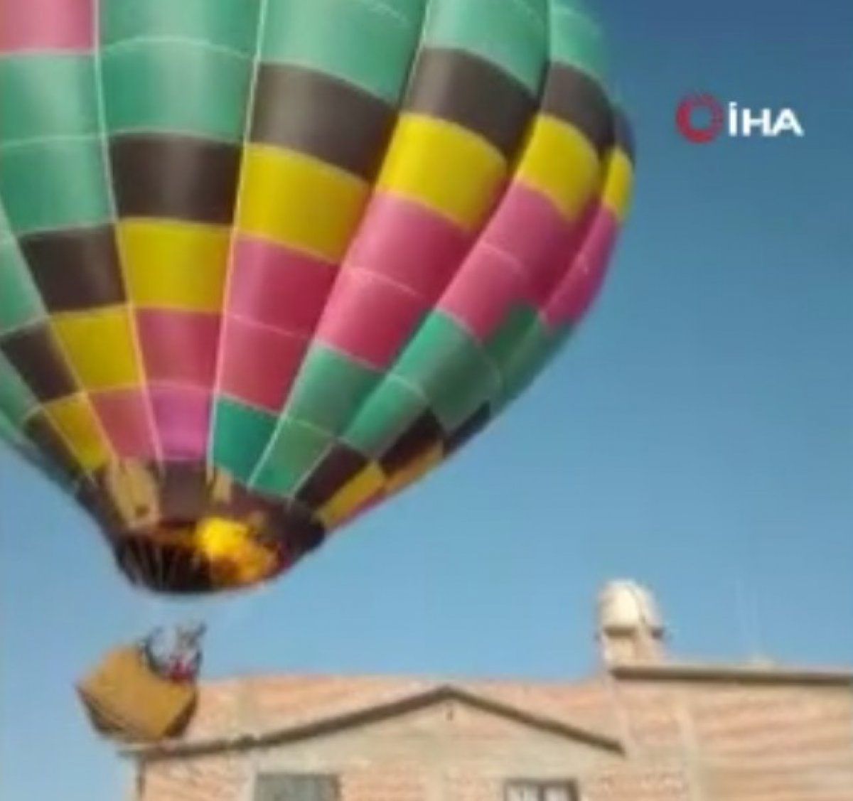 Meksika’da sıcak hava balonu eve çarptı #3