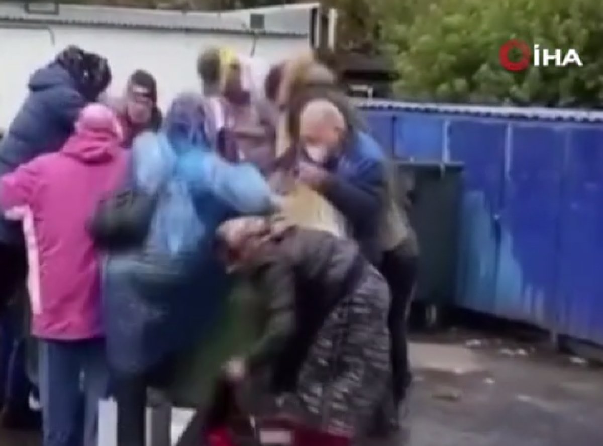 Rusya da yaşlılar çöpten yiyecek topladı #1
