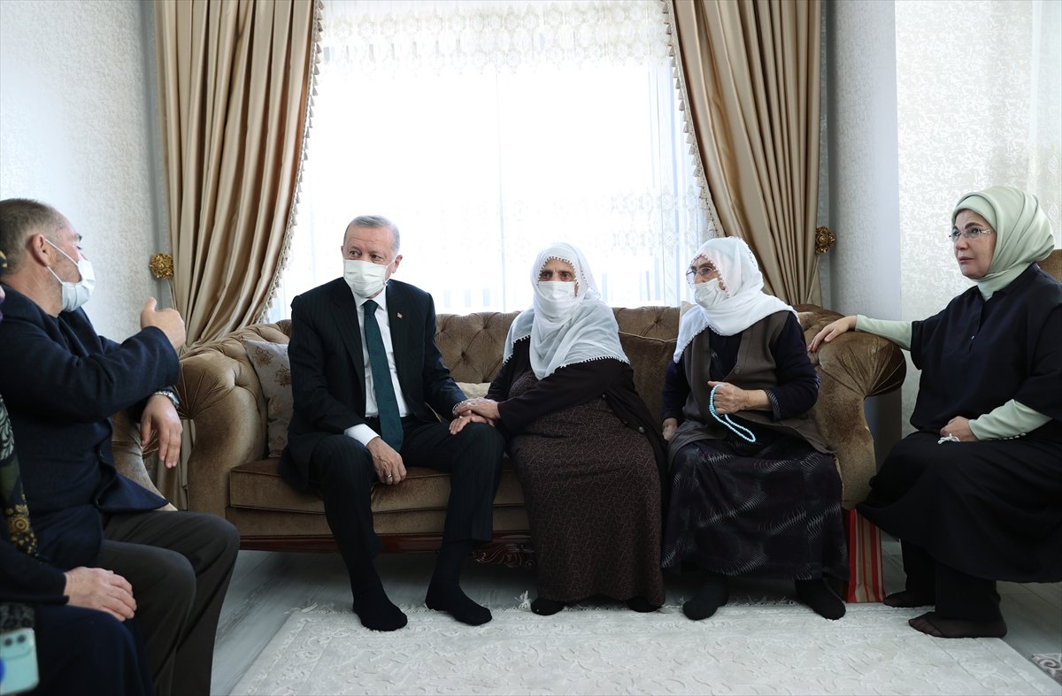 Cumhurbaşkanı Erdoğan Başak Cengiz in ailesinin evine gitti #10