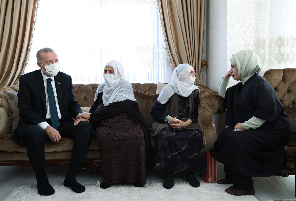 Cumhurbaşkanı Erdoğan Başak Cengiz in ailesinin evine gitti #11
