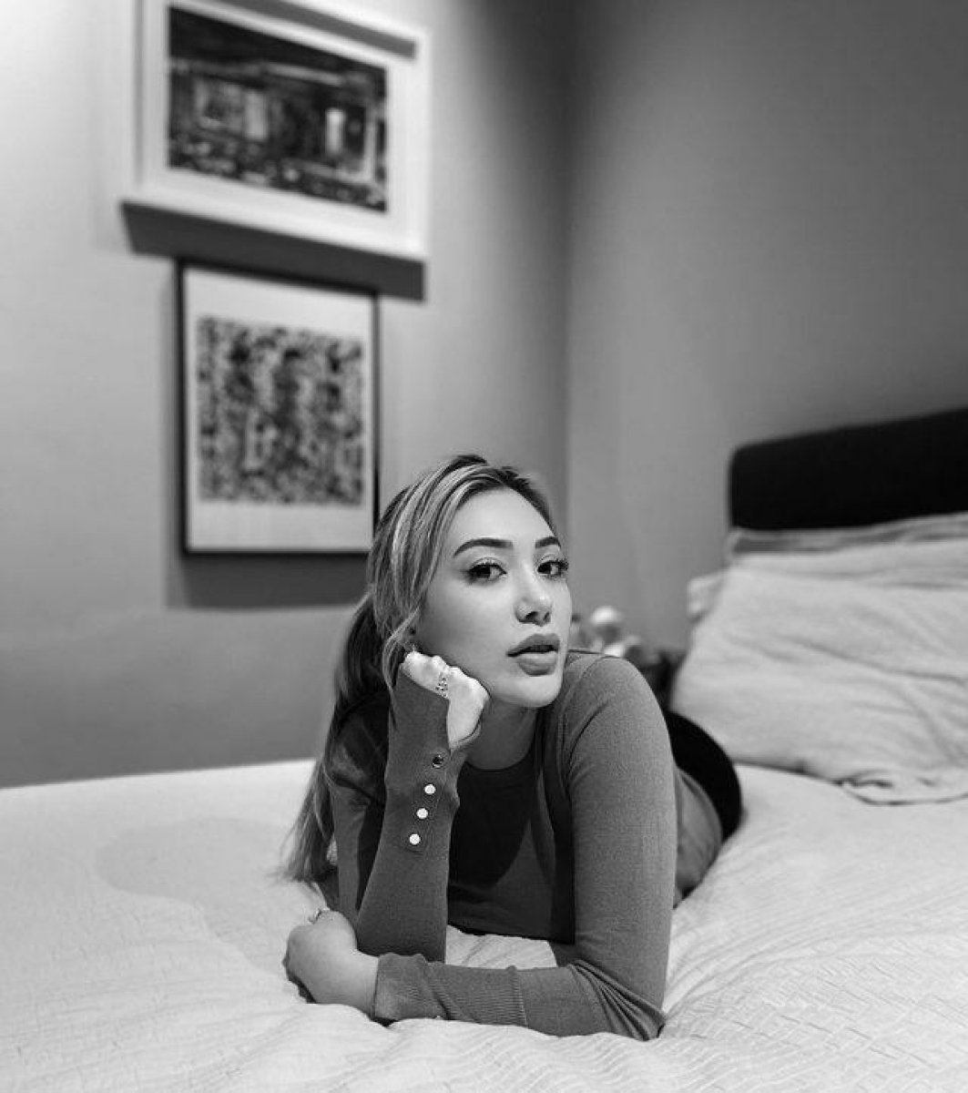 Yasmin Erbil, yatakta poz verdi #1