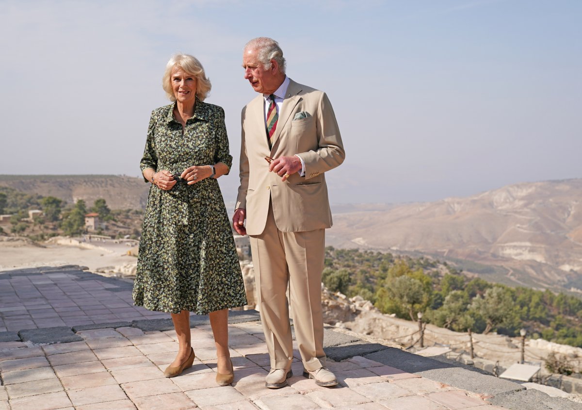 Prens Charles ve eşi Camilla, vaftiz için Ürdün den şişelerle  kutsal su  aldı #5