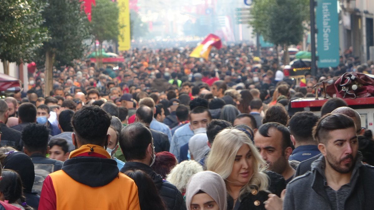 İstiklal Caddesi nde yoğun kalabalık  #8
