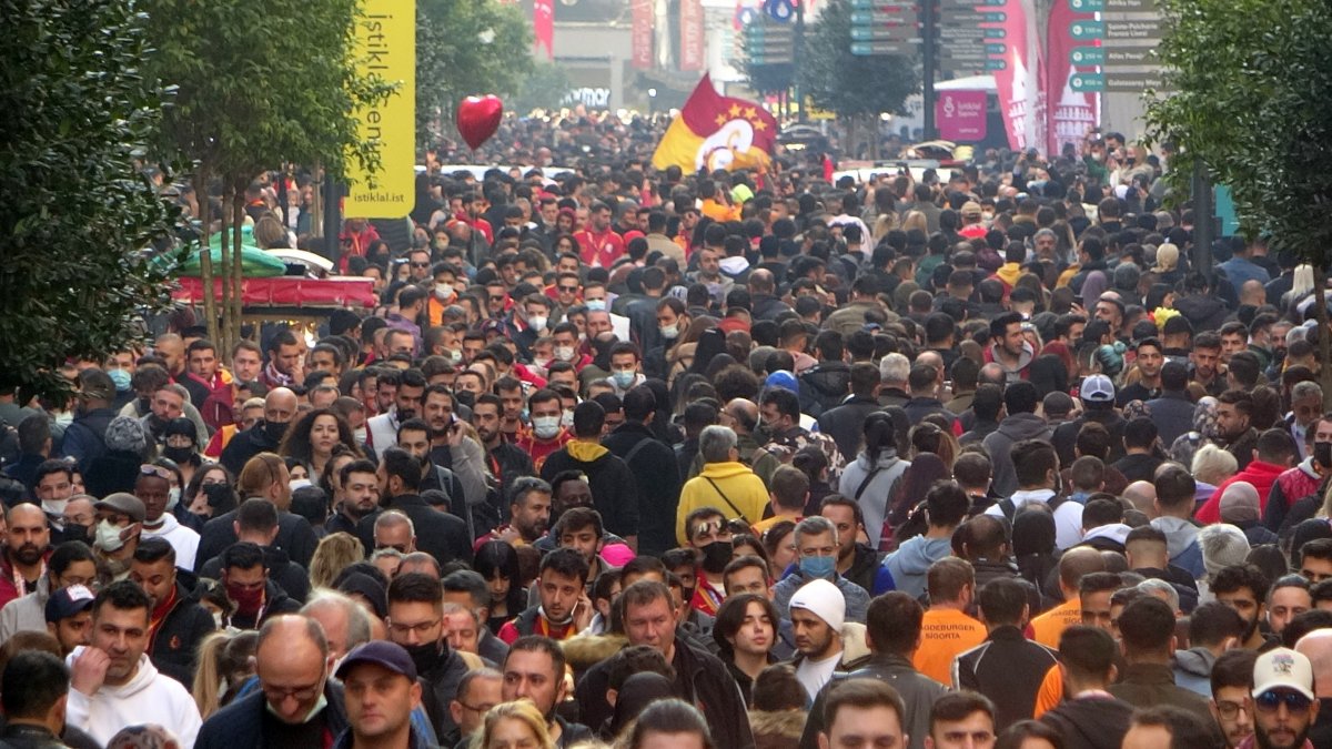İstiklal Caddesi nde yoğun kalabalık  #6