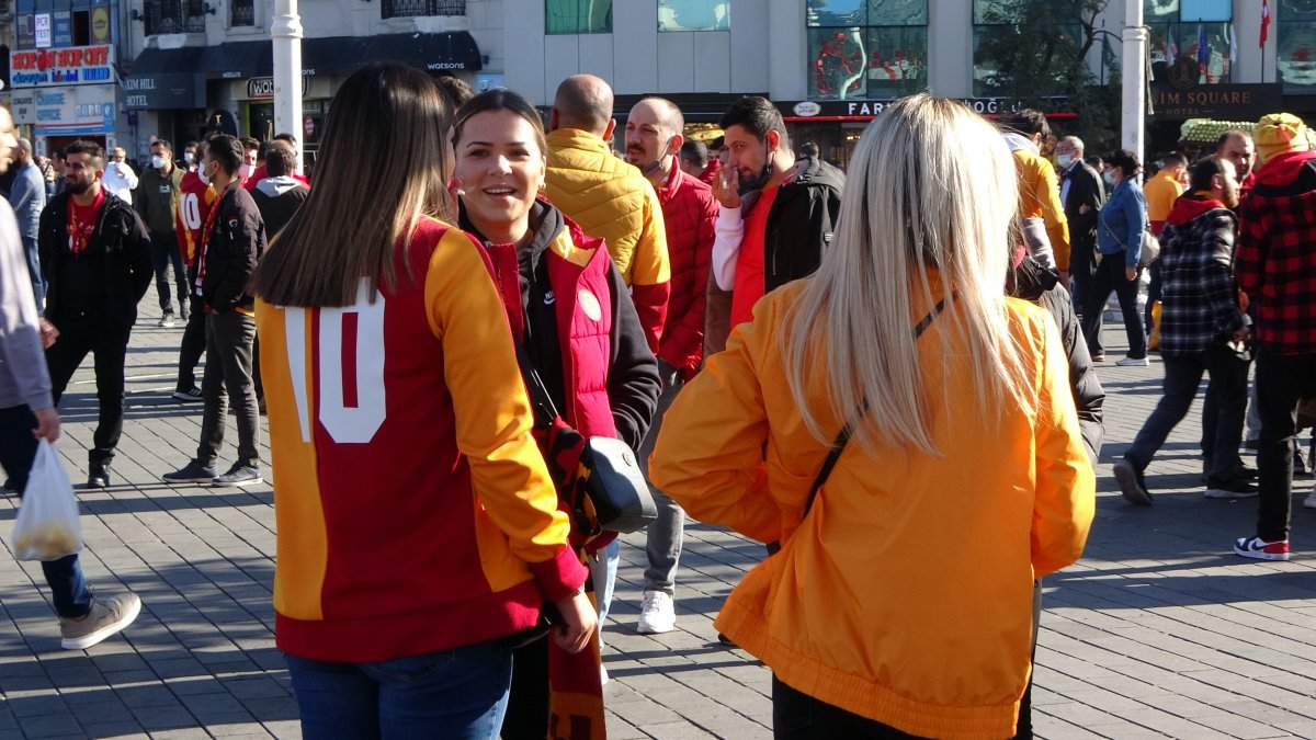 İstiklal Caddesi nde yoğun kalabalık  #1