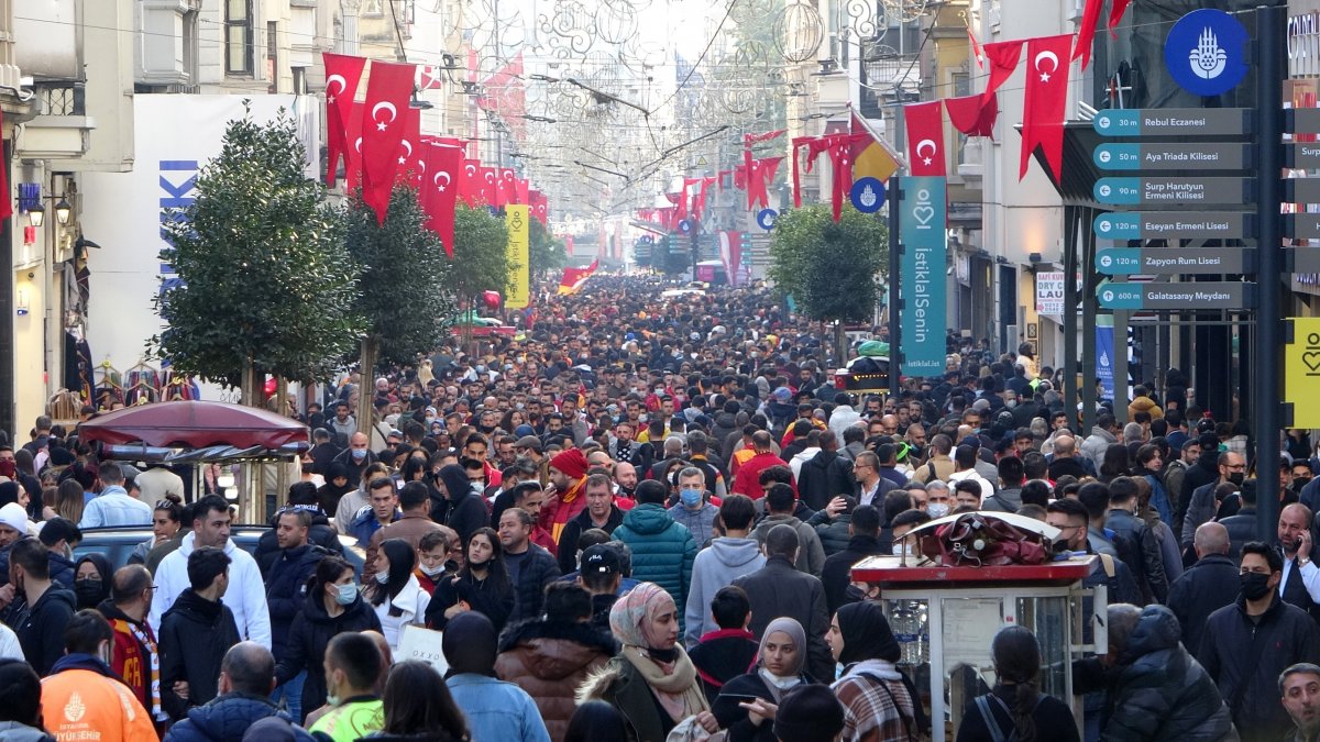 İstiklal Caddesi nde yoğun kalabalık  #7