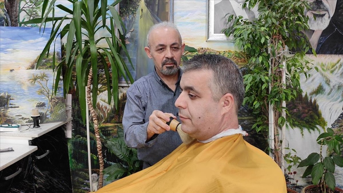 A barber in Istanbul makes you breathe with the small system in his shop #1