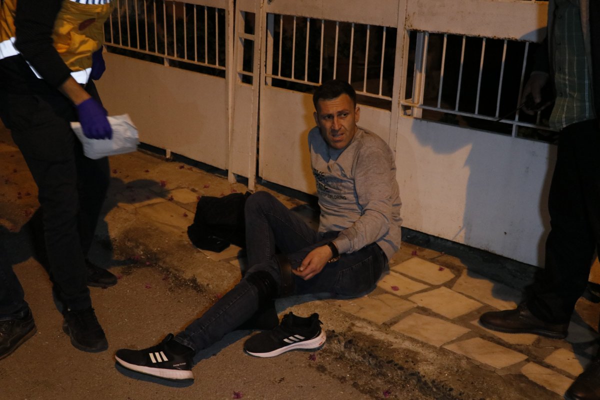 Adana da sokakta yürüdüğü sırada silahlı saldırıya uğradı #1