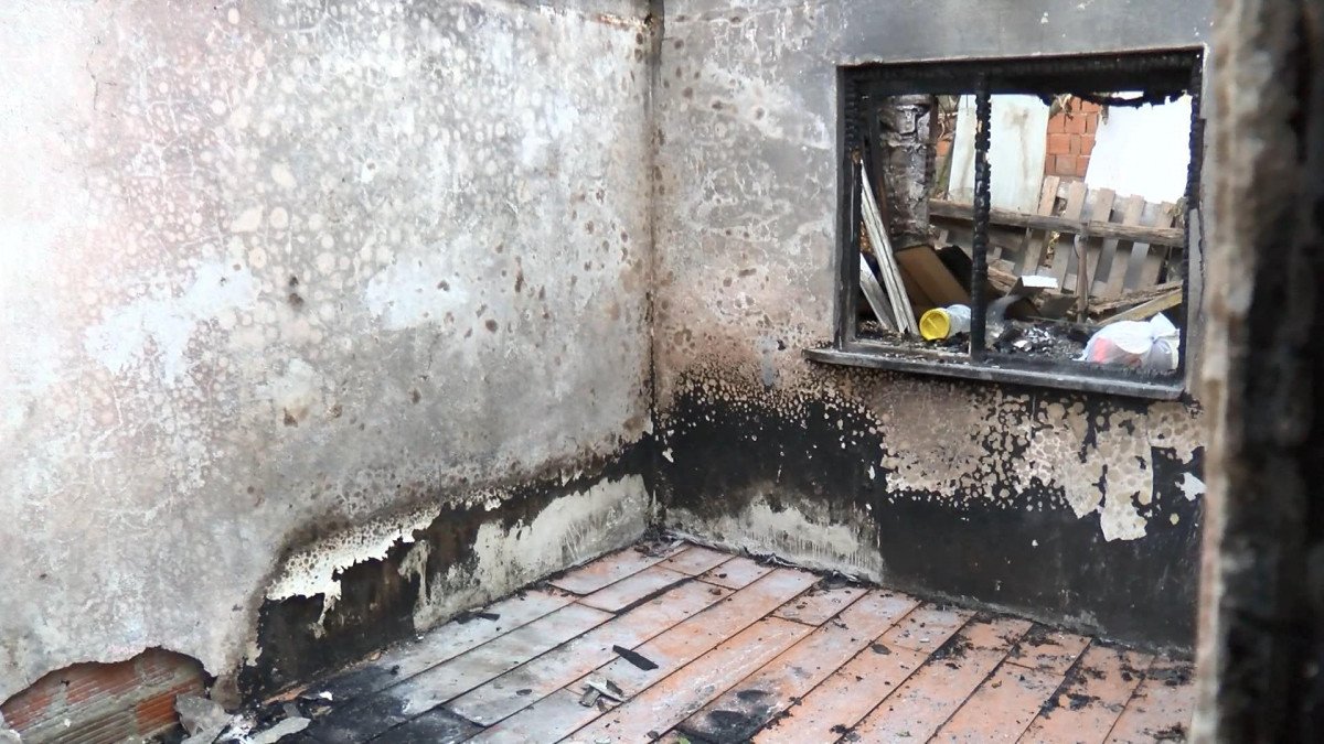 Sultangazi’de bir aile, yanan gecekondunun sağlam kalan odasında yaşamaya başladı  #2