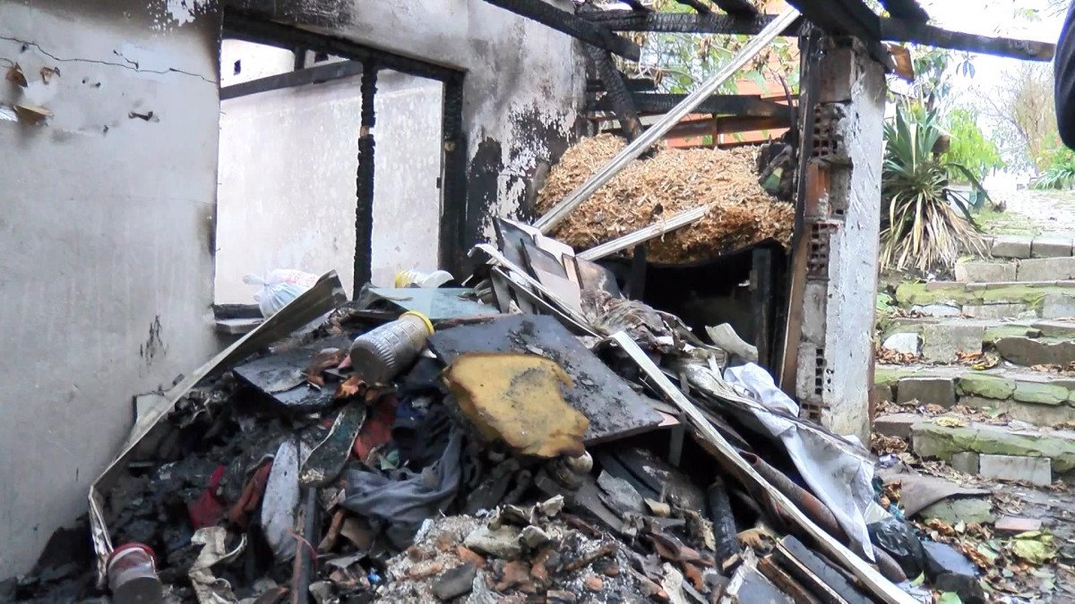 Sultangazi’de bir aile, yanan gecekondunun sağlam kalan odasında yaşamaya başladı  #3