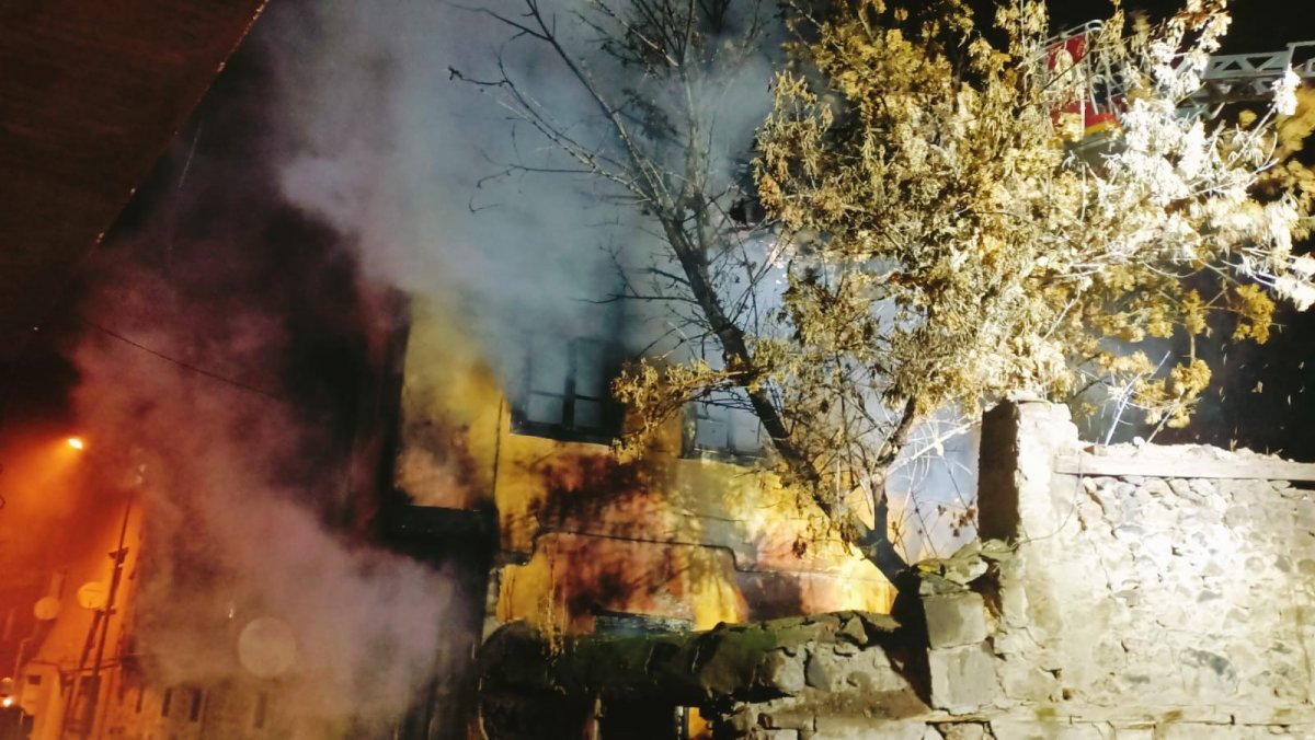 Erzurum da madde bağımlıların uğrak yeri olan bina yandı #3
