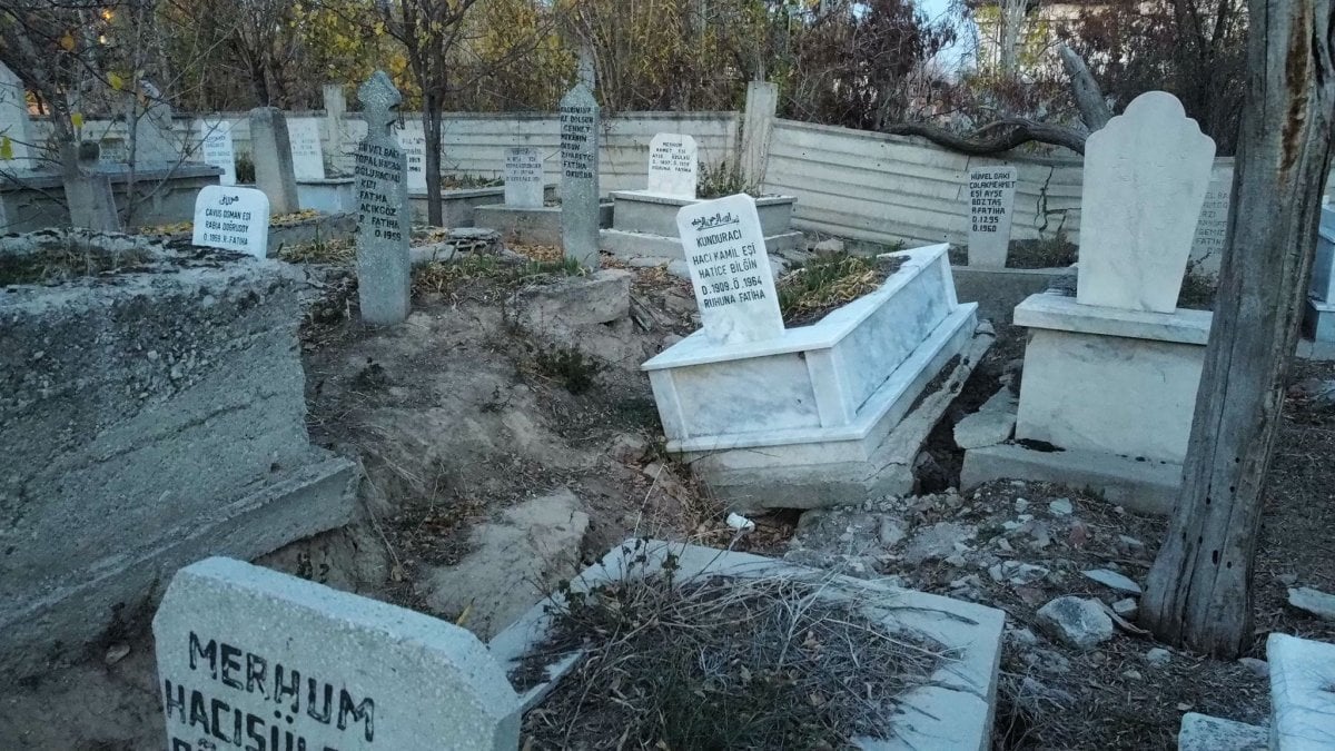 Afyonkarahisar da mezarlık ve evlerde ürküten görüntü #2