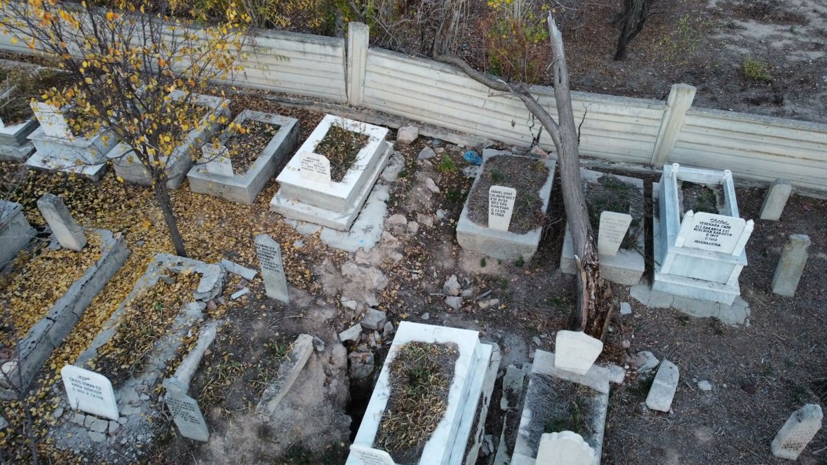Afyonkarahisar da mezarlık ve evlerde ürküten görüntü #4