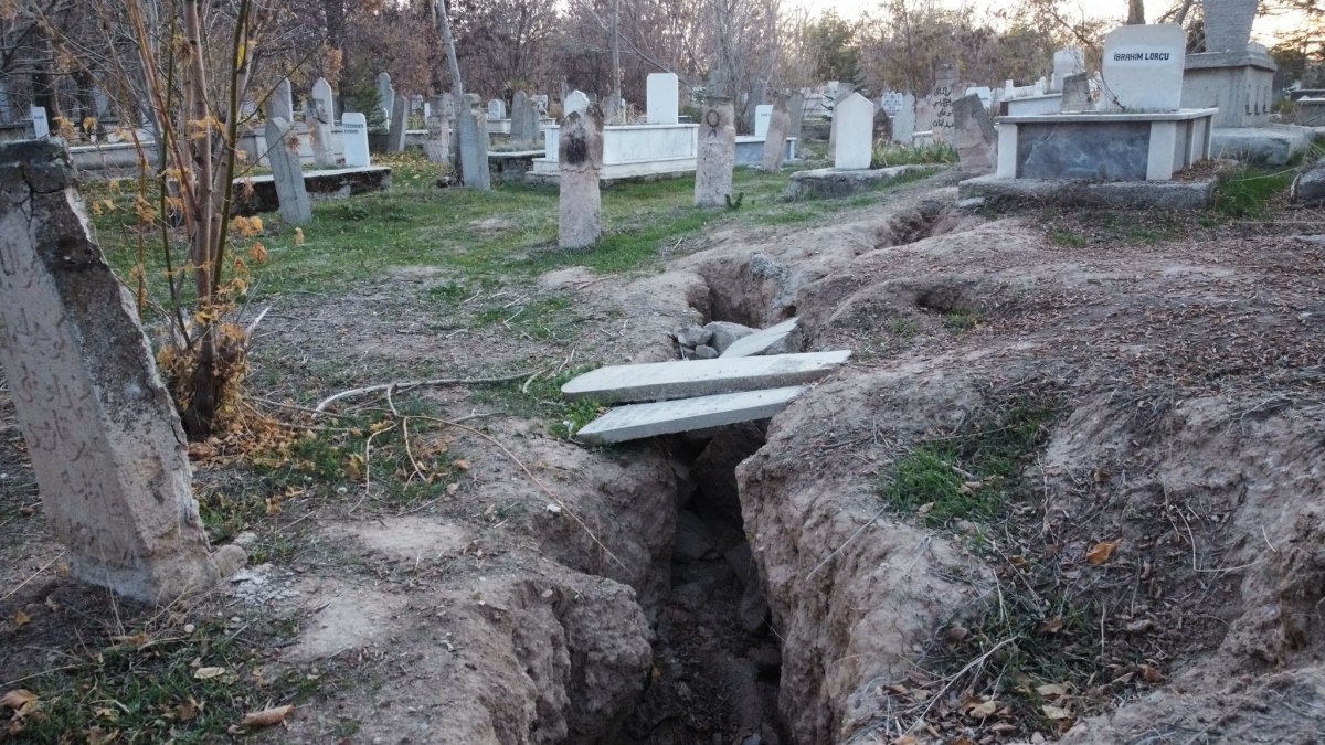 Afyonkarahisar da mezarlık ve evlerde ürküten görüntü #3