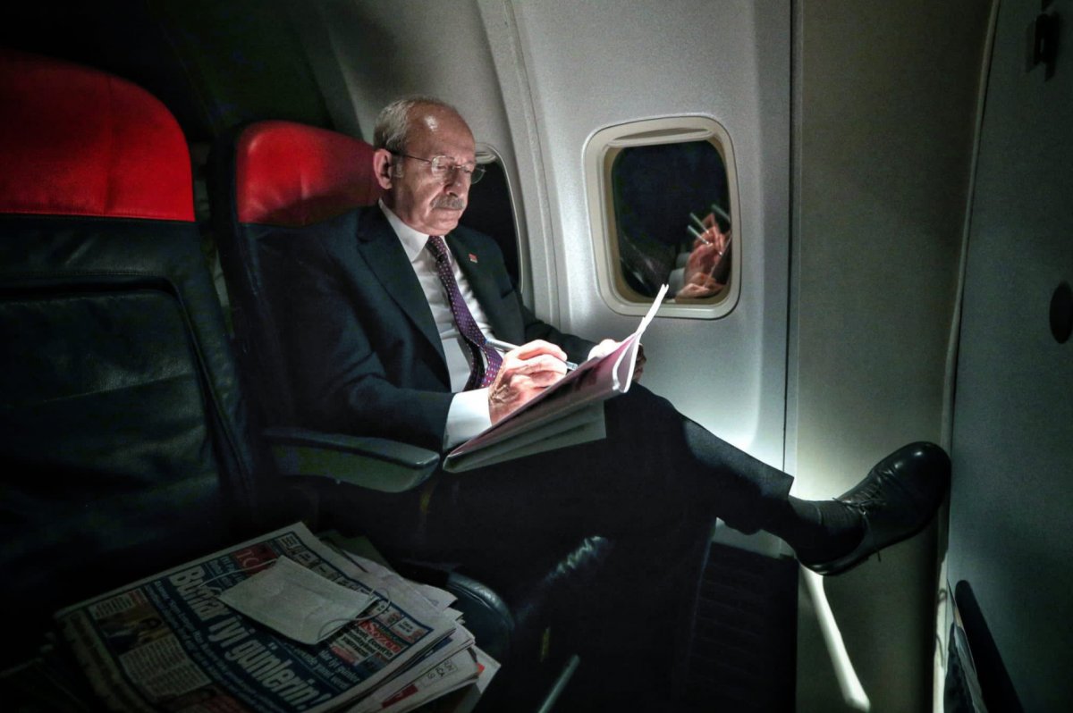 Kemal Kılıçdaroğlu nun uçak pozunda dikkat çeken ayrıntı #1