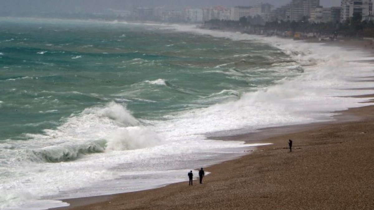 Yağmur ve rüzgarın etkili olduğu Antalya'da dev dalgalar oluştu