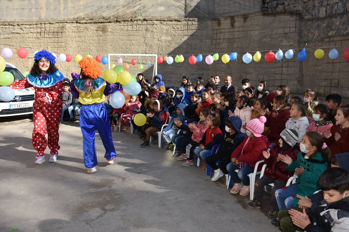 Şanlıurfa da öğretmenler köydeki öğrencilere tiyatro oyunu sergiledi #1