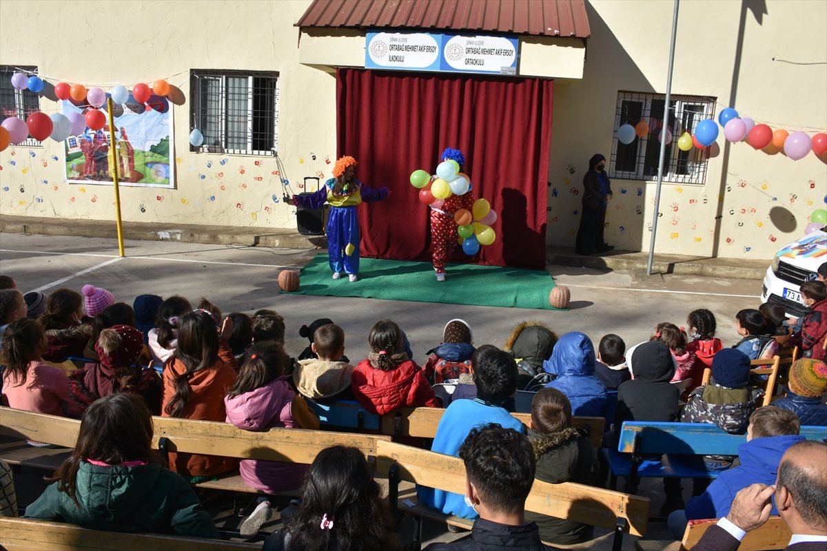 Şanlıurfa da öğretmenler köydeki öğrencilere tiyatro oyunu sergiledi #2