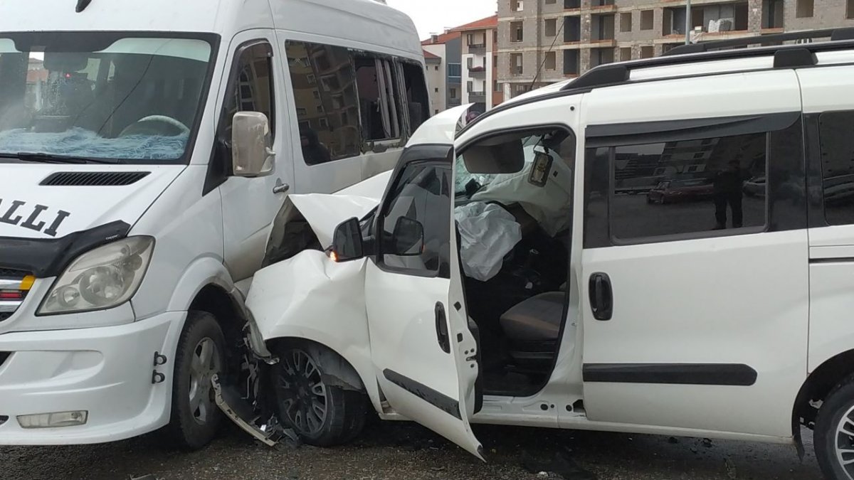 Uşak ta öğrenci minibüsü kaza yaptı: 11 yaralı #1