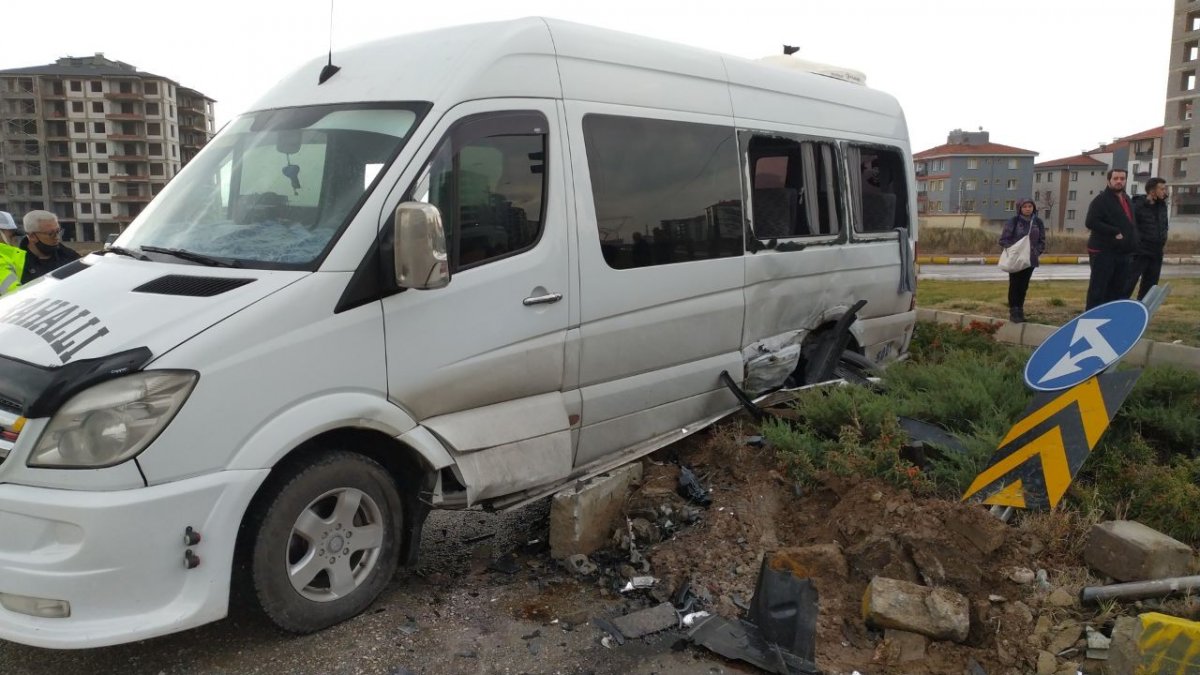 Uşak ta öğrenci minibüsü kaza yaptı: 11 yaralı #2