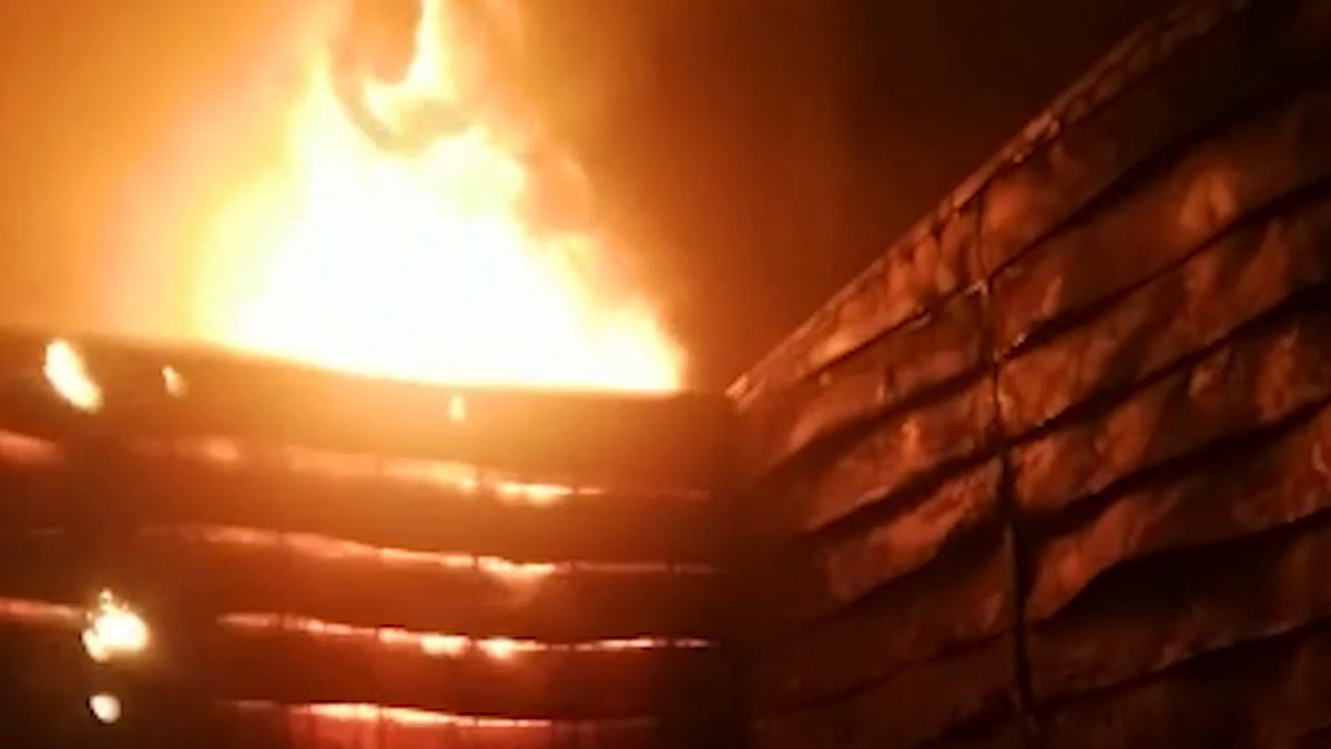 Kırıkkale'deki 500 metre büyüklüğünde olan depoda yangın çıktı