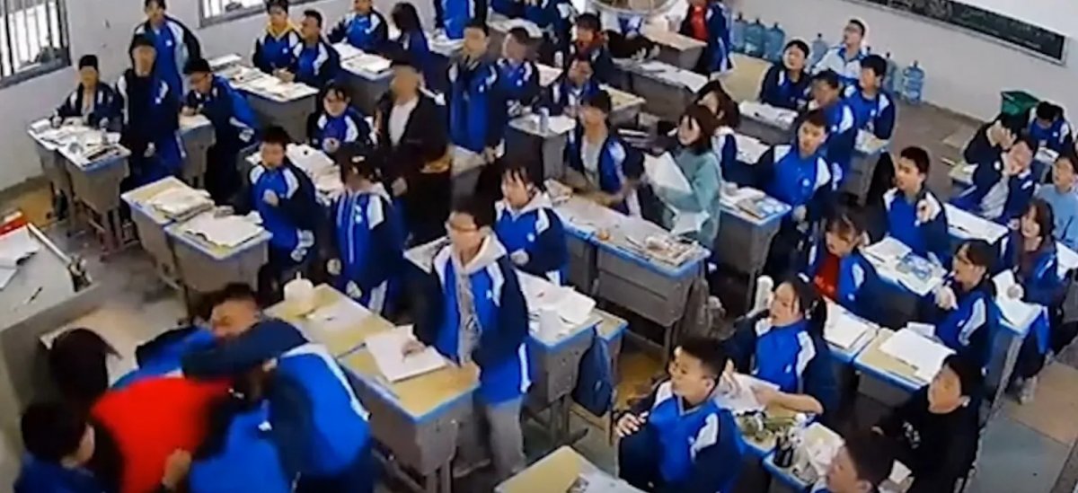 Çin de tenefüse çıkartmayan öğretmenini dövdü  #3