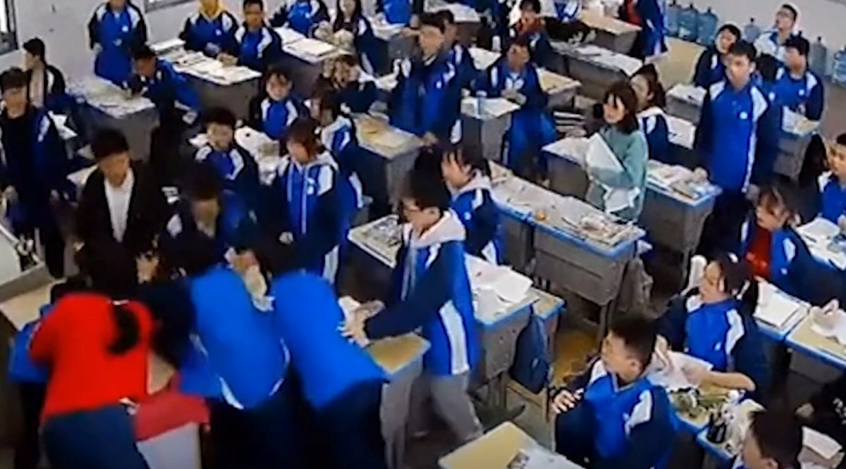 Çin de tenefüse çıkartmayan öğretmenini dövdü  #2