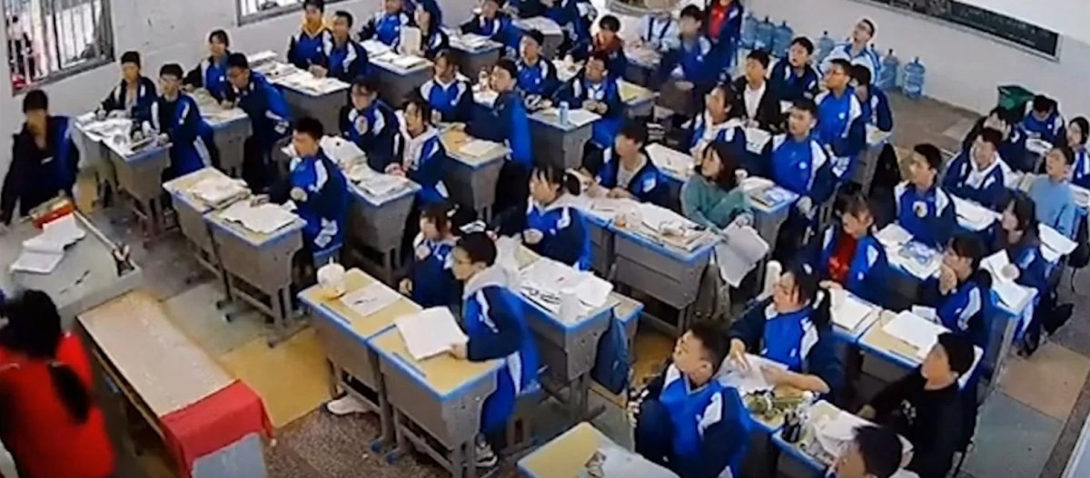 Çin de tenefüse çıkartmayan öğretmenini dövdü  #1