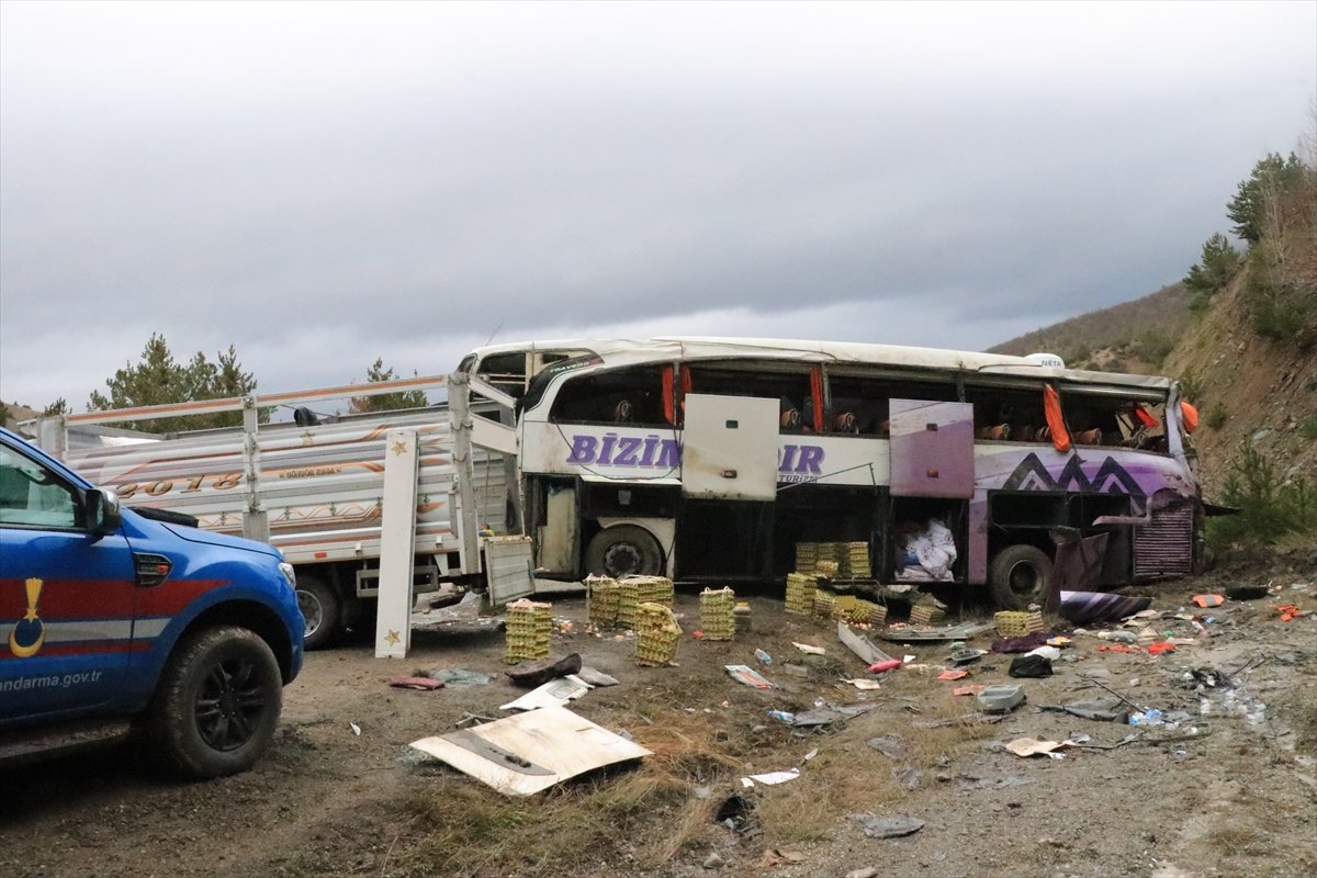 Erzincan da yolcu otobüsü devrildi #6