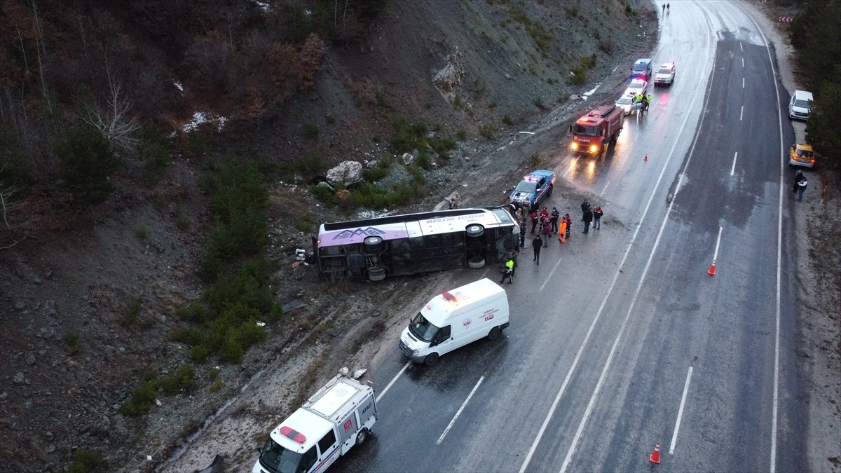 Erzincan da yolcu otobüsü devrildi #5