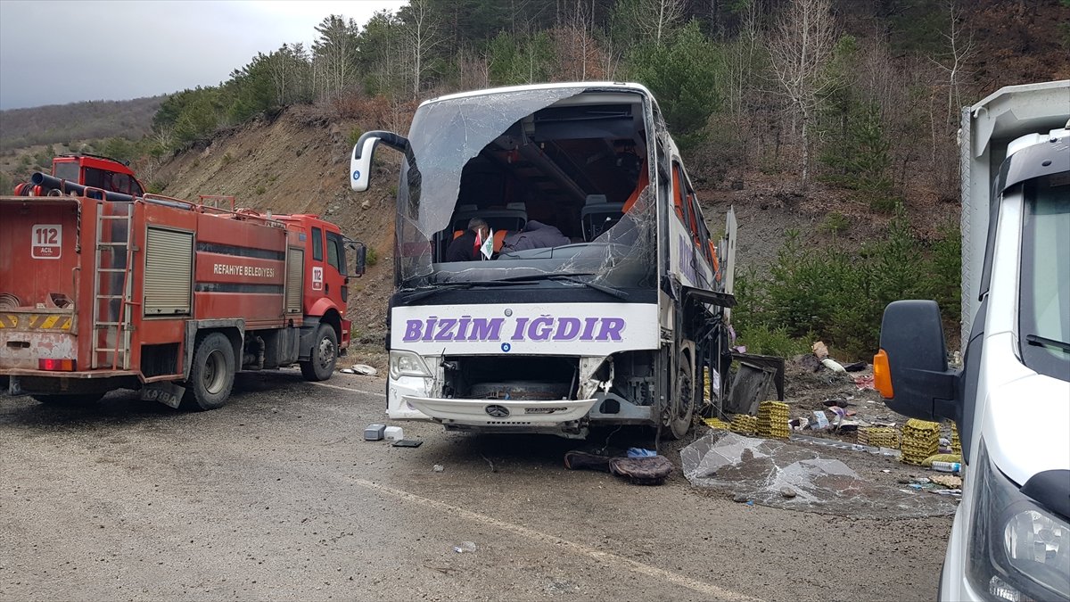 Erzincan da yolcu otobüsü devrildi #4