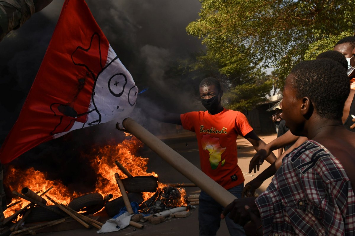 Fransa ordusuna ait konvoylar, Burkina Faso ve Nijer de engellendi #2