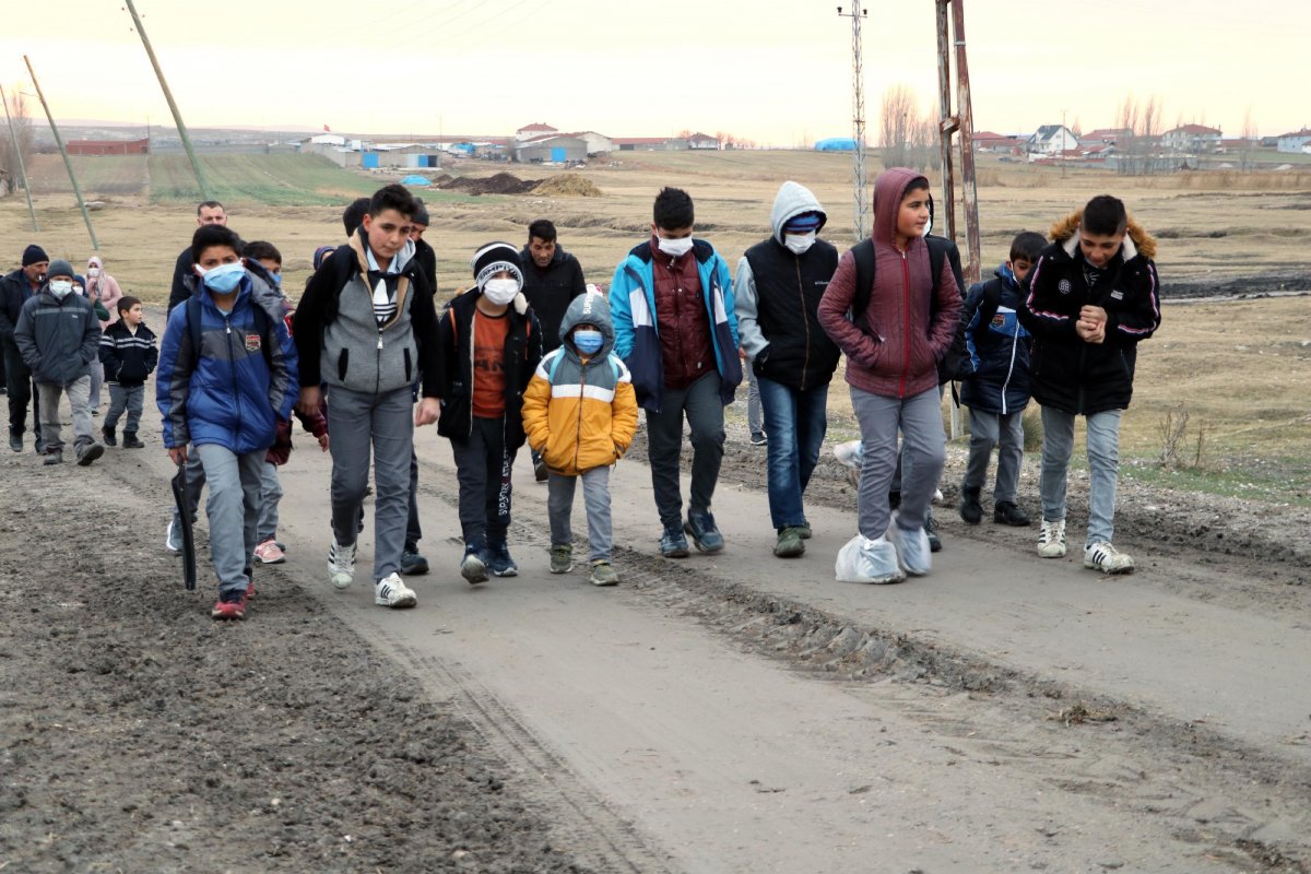 Eskişehir deki öğrenciler 3 kilometrelik zorlukları aşıp okula gidiyor #5