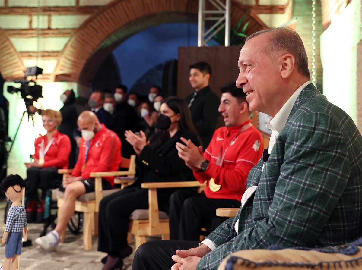Cumhurbaşkanı Erdoğan: Futbolda devam etmemi babam istemedi #4