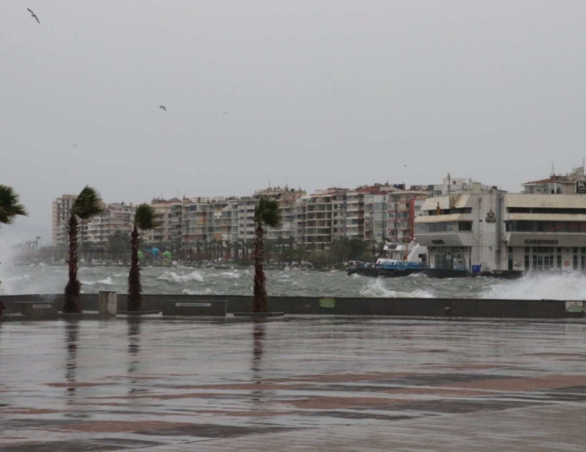 İzmir de deniz taştı; yollar göle döndü #6