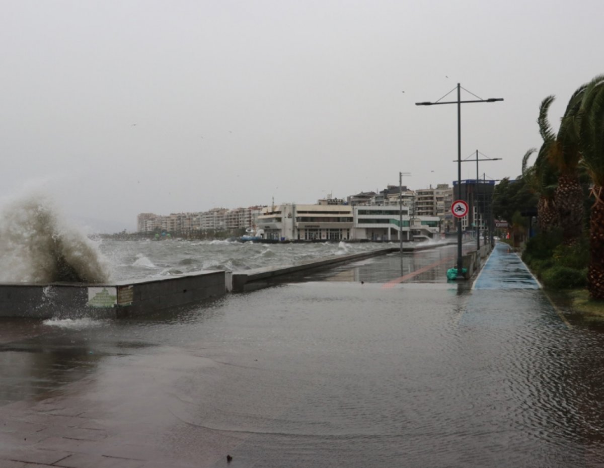 İzmir de deniz taştı; yollar göle döndü #3