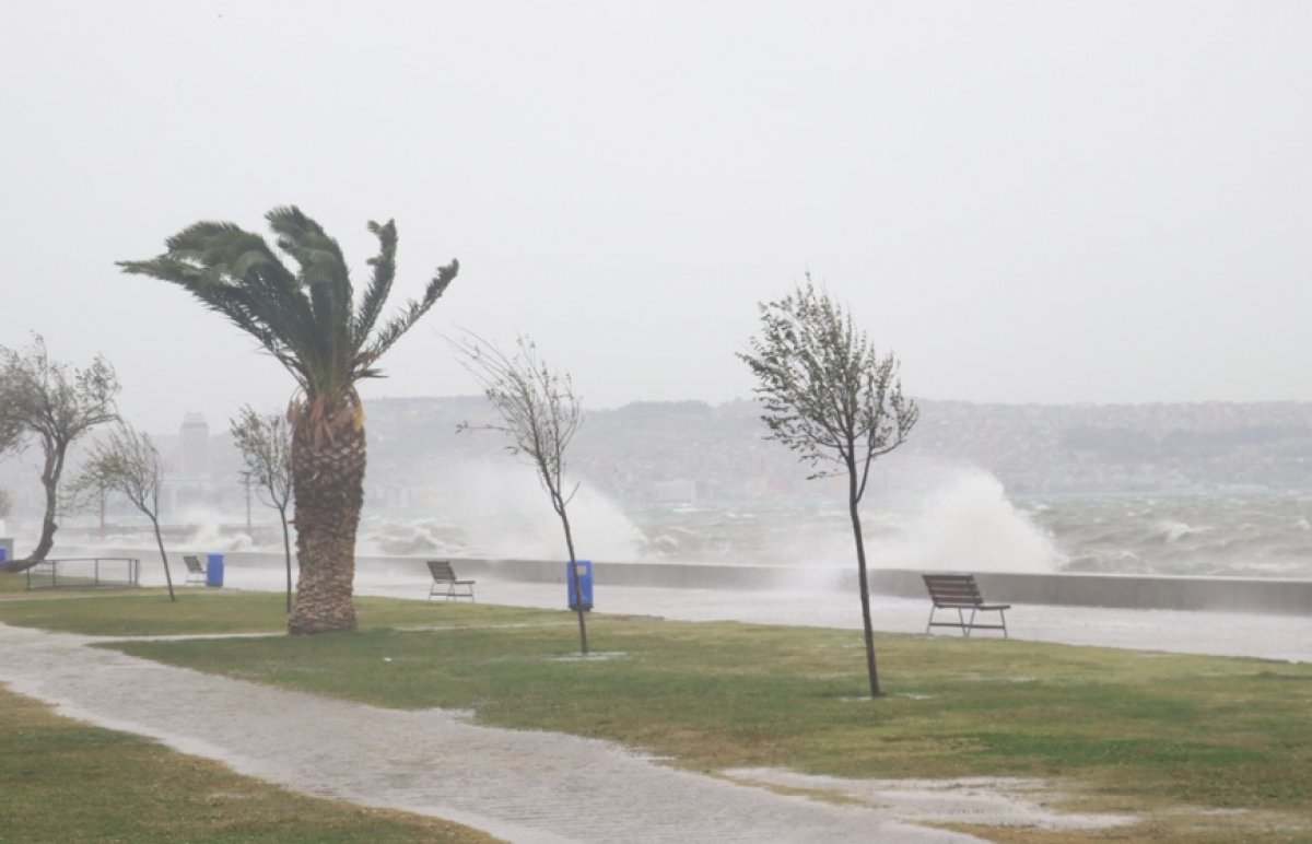 İzmir de deniz taştı; yollar göle döndü #5