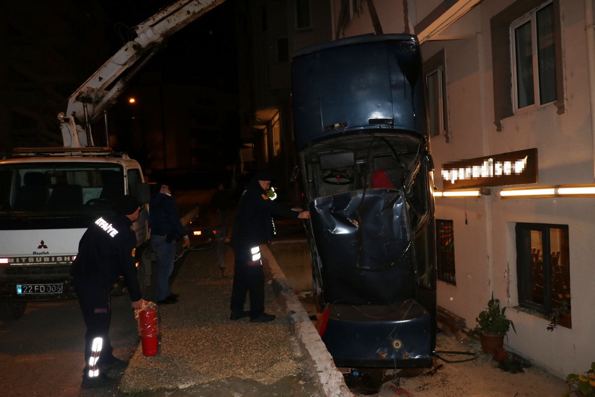 Edirne’de otomobil ters döndü, içindekiler kaçtı  #3