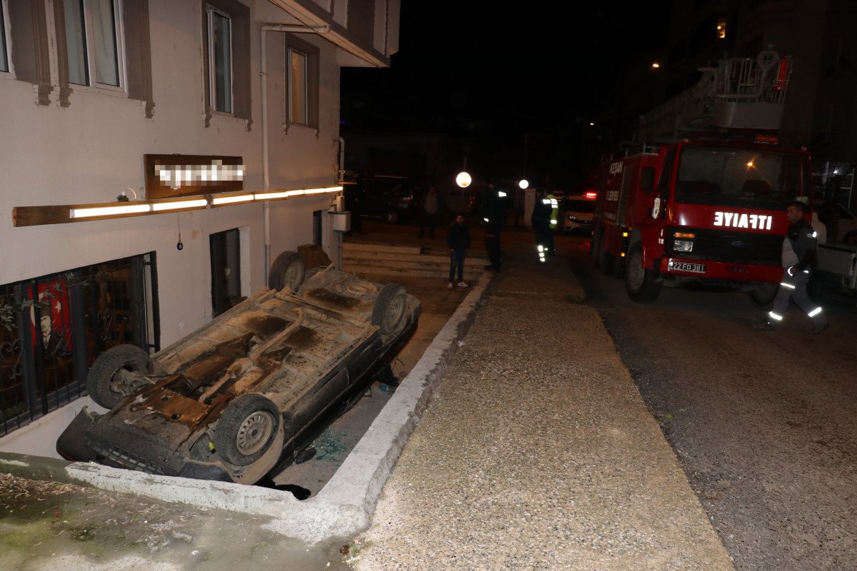 Edirne’de otomobil ters döndü, içindekiler kaçtı  #1