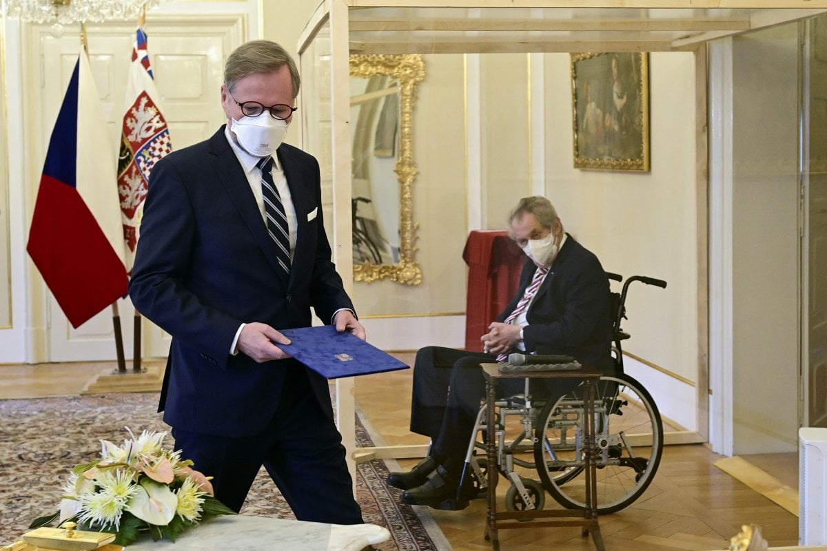 Çekya Başbakanı Petr Fiala nın yemin töreninde cam bölmeli önlem #3