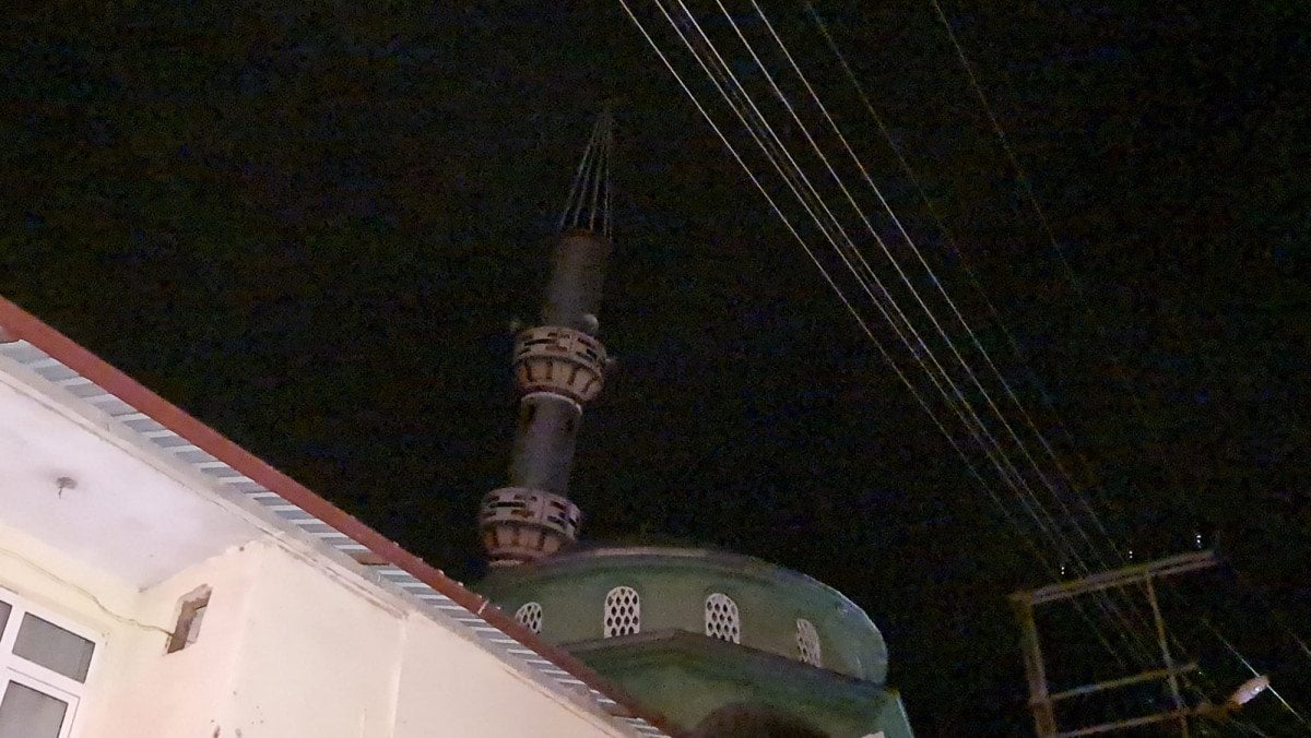 Kocaeli de fırtınaya dayanamayan 2 caminin minaresi yan yattı #4
