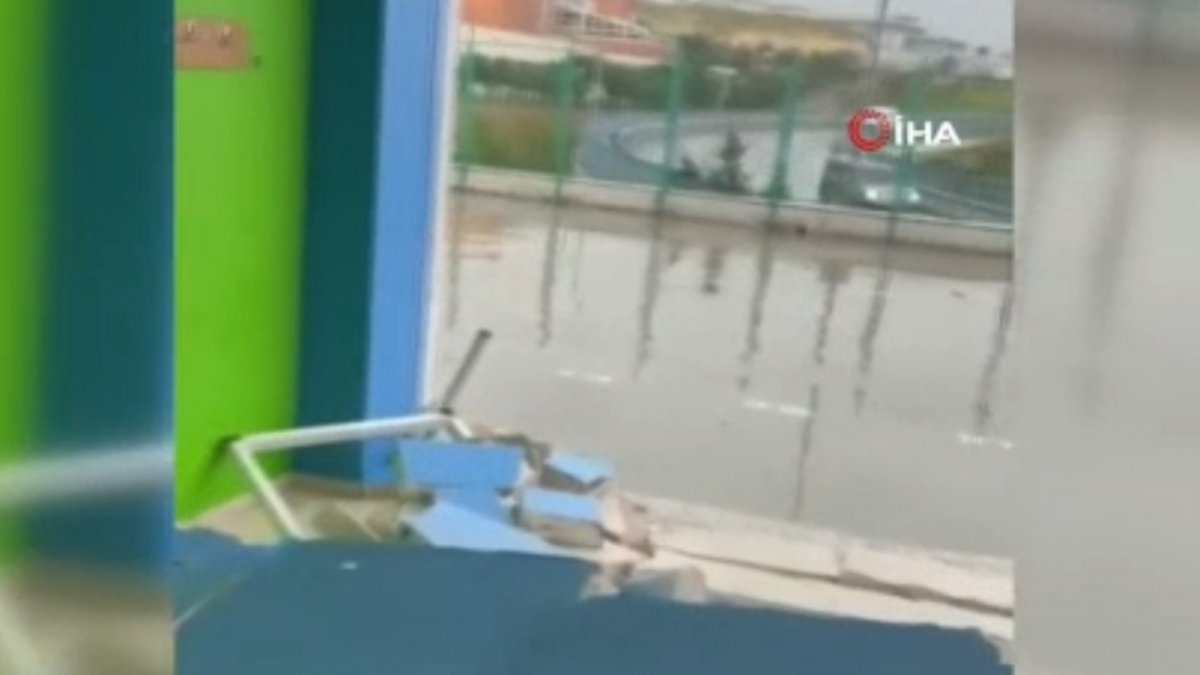 Halkalı'da fırtına, okulun duvarını yıktı