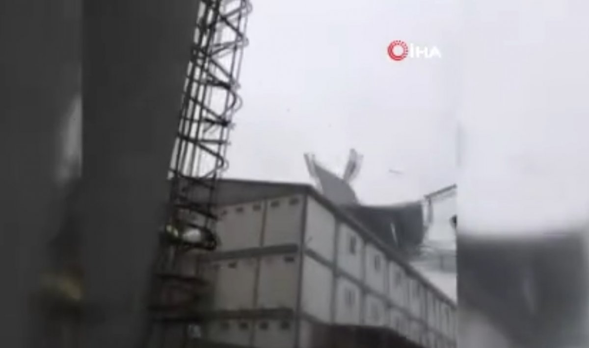 Küçükçekmece de fırtınadan kaçan işçilerin sığındığı binanın çatısı uçtu #1
