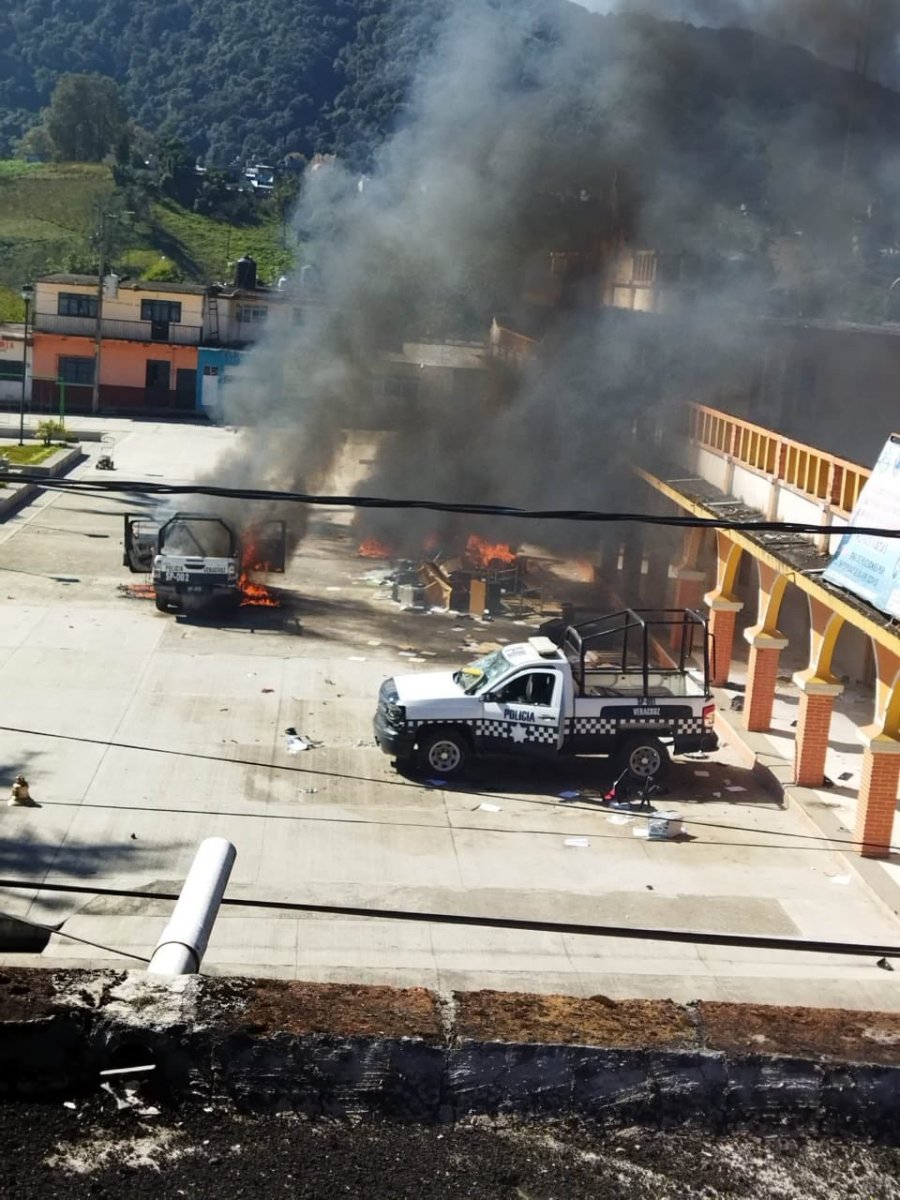 Meksika da halk belediye binasını yaktı #3