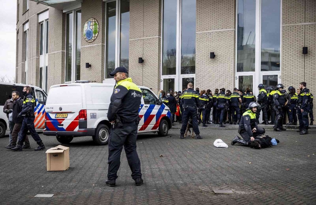 Hollanda da terör örgütü PKK yandaşları OPCW binasını bastı #4