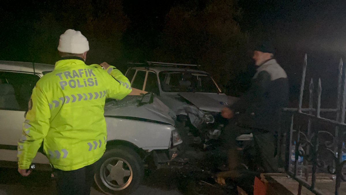 Bursa da iki aracın kafa kafaya çarpışması sonucu 3 kişi yaralandı #1
