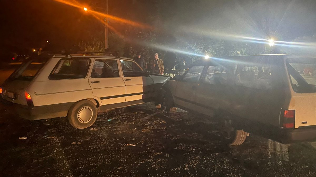 Bursa da iki aracın kafa kafaya çarpışması sonucu 3 kişi yaralandı #3
