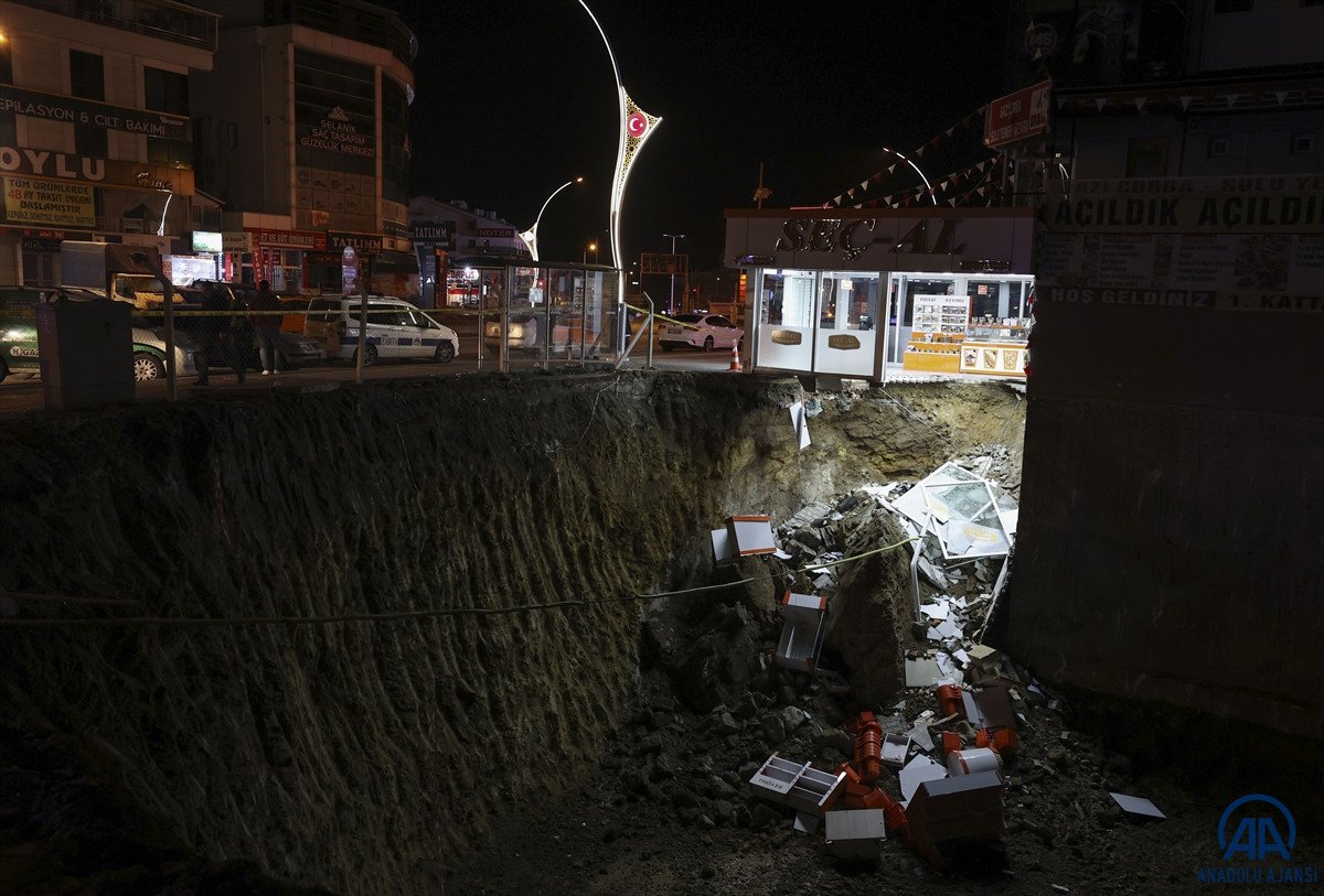 Ankara da bir inşaatın temel kazısı yan binadaki dükkanı çökertti #4