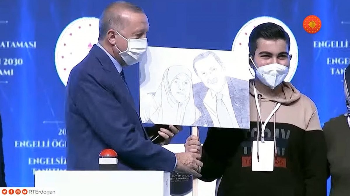 Cumhurbaşkanı Erdoğan a, Engelli Öğretmen Atama Töreni nde anlamlı hediye #2
